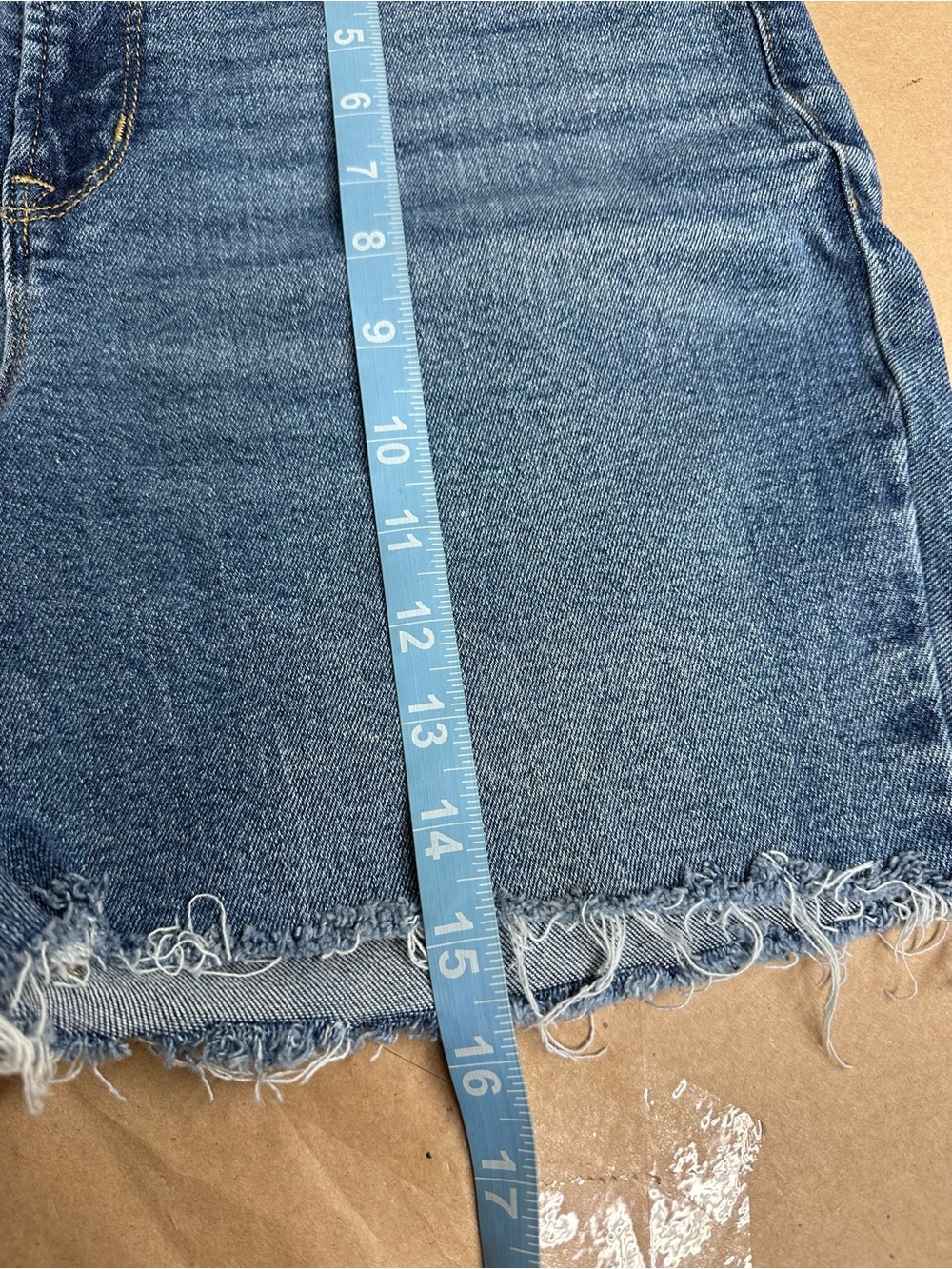 Old Navy Women's Mid Blue Denim Boyfriend Shorts with Frayed Hem - Picture 4 of 5